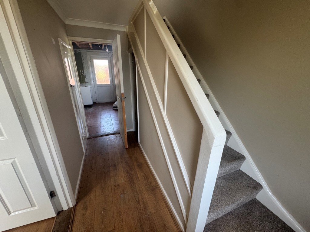 Lot: 152 - THREE-BEDROOM SEMI-DETACHED HOUSE FOR IMPROVEMENT AND REFURBISHMENT - Entrance hall